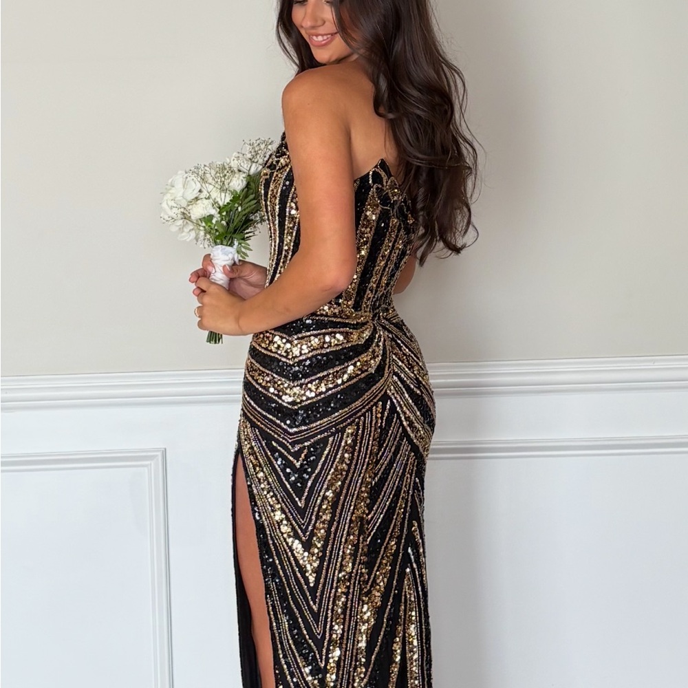 Ashley Lauren 11236
Glamorous Black and Gold Sequin Ashley Lauren gown